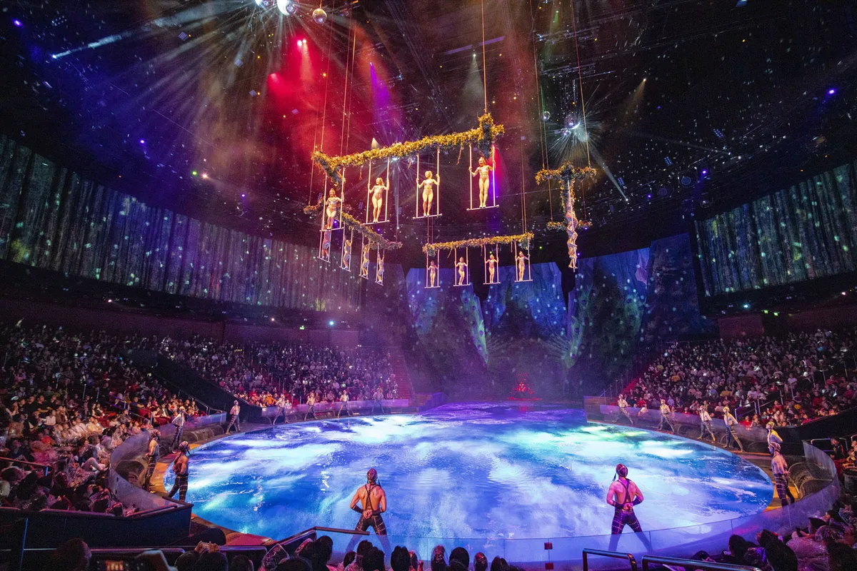 水舞间舞台全景，绚丽的灯光效果和壮观的舞台布景