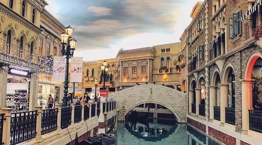 澳门威尼斯人度假村夜景，金碧辉煌的灯光映照在建筑外墙上